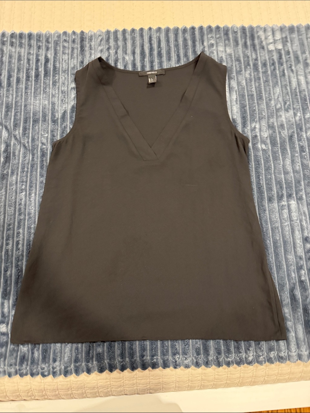 Forever 21 Black V-Neck Sleeveless Camisole